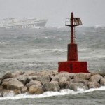 MALTEMPO: NAPOLI; VENTO PIOGGIA E MARE GROSSO.